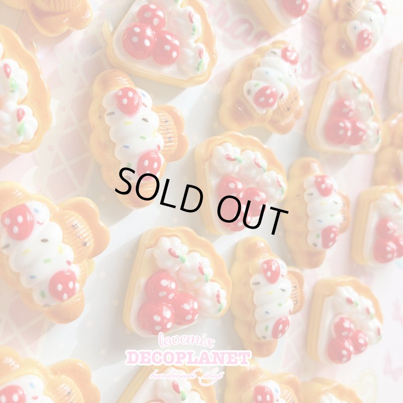 画像2: 生クリーム いちごのパン (2)