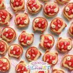 画像1: 猫型食パン　いちご添え (1)
